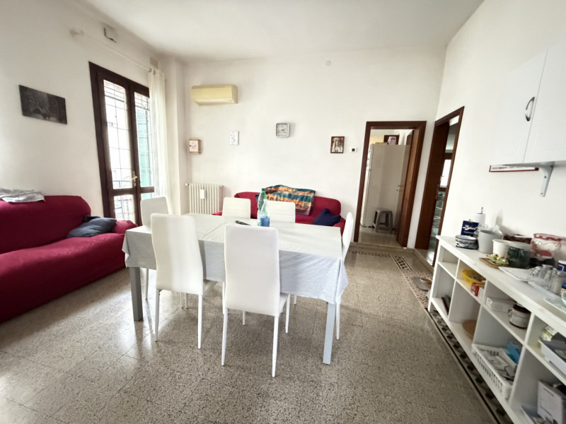 Nel cuore dei Colli Euganei, nel pienissimo centro di Torreglia, proponiamo in vendita porzione d...