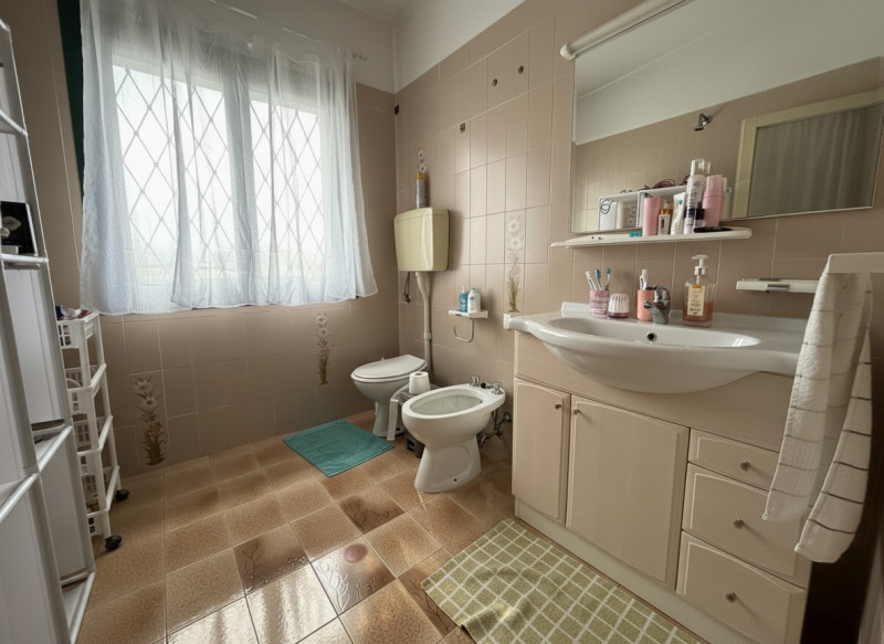 Nel cuore dei Colli Euganei, nel pienissimo centro di Torreglia, proponiamo in vendita porzione d...