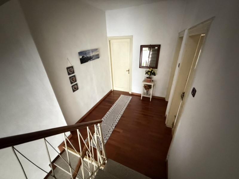 Nel cuore dei Colli Euganei, nel pienissimo centro di Torreglia, proponiamo in vendita porzione d...