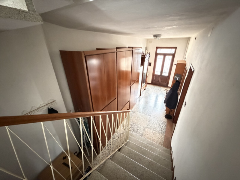 Nel cuore dei Colli Euganei, nel pienissimo centro di Torreglia, proponiamo in vendita porzione d...