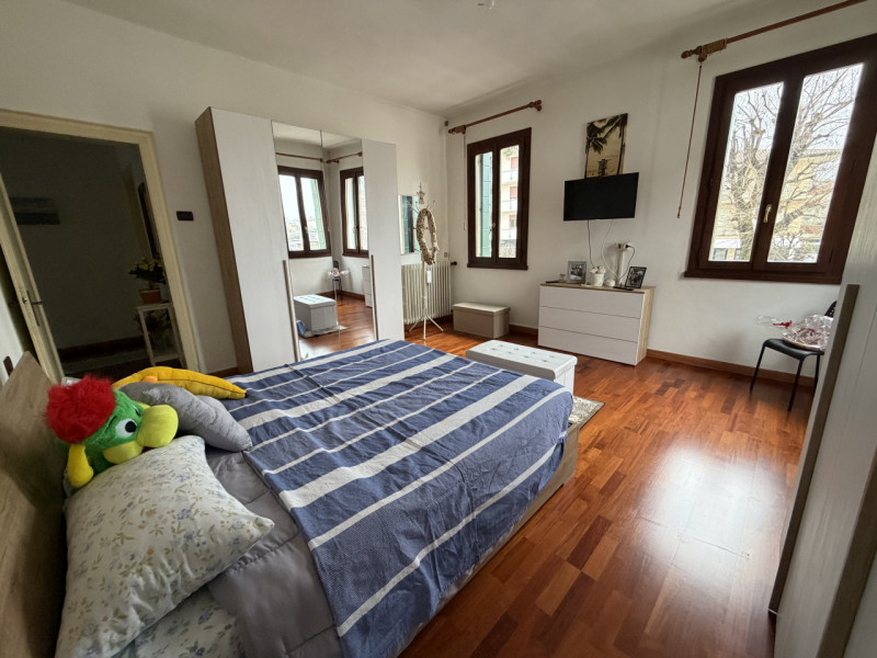 Nel cuore dei Colli Euganei, nel pienissimo centro di Torreglia, proponiamo in vendita porzione d...