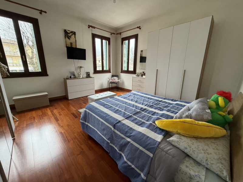 Nel cuore dei Colli Euganei, nel pienissimo centro di Torreglia, proponiamo in vendita porzione d...