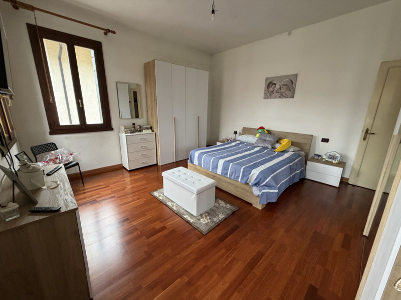 Nel cuore dei Colli Euganei, nel pienissimo centro di Torreglia, proponiamo in vendita porzione d...