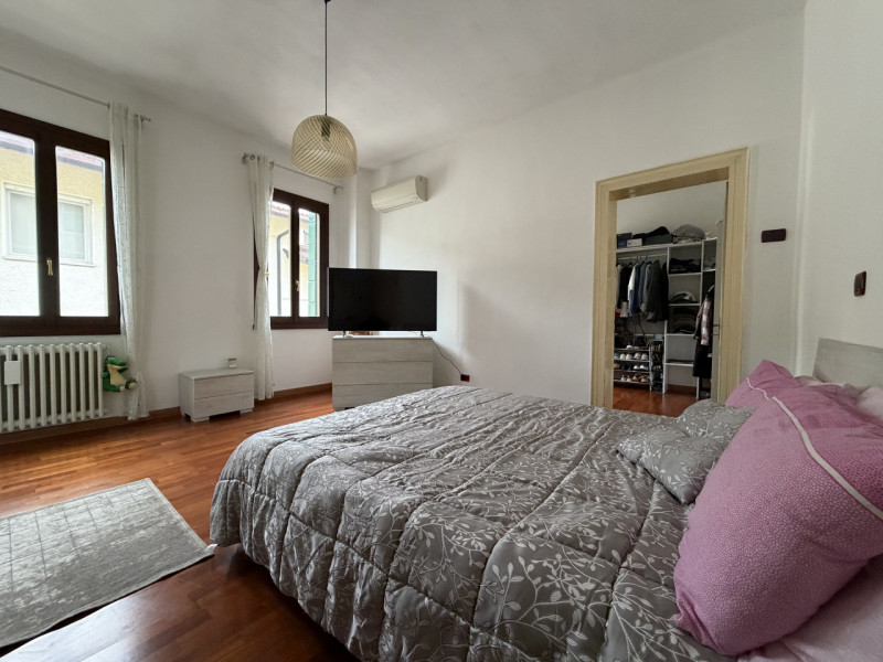 Nel cuore dei Colli Euganei, nel pienissimo centro di Torreglia, proponiamo in vendita porzione d...