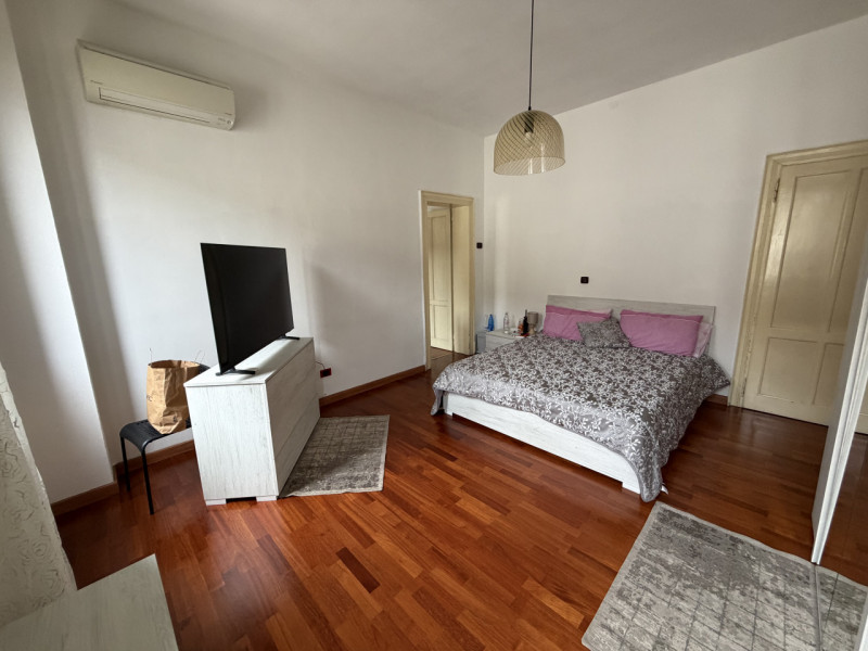 Nel cuore dei Colli Euganei, nel pienissimo centro di Torreglia, proponiamo in vendita porzione d...