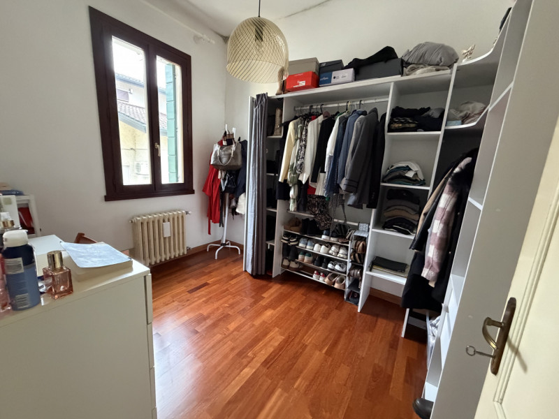 Nel cuore dei Colli Euganei, nel pienissimo centro di Torreglia, proponiamo in vendita porzione d...