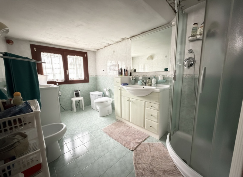 Nel cuore dei Colli Euganei, nel pienissimo centro di Torreglia, proponiamo in vendita porzione d...