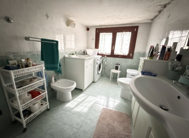 Nel cuore dei Colli Euganei, nel pienissimo centro di Torreglia, proponiamo in vendita porzione d...