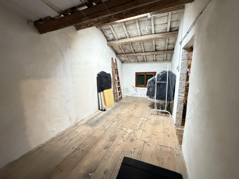 Nel cuore dei Colli Euganei, nel pienissimo centro di Torreglia, proponiamo in vendita porzione d...