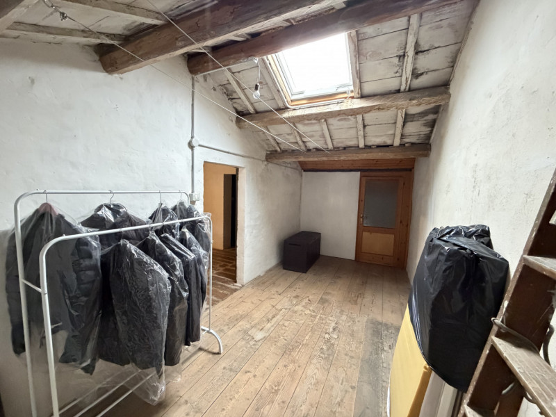 Nel cuore dei Colli Euganei, nel pienissimo centro di Torreglia, proponiamo in vendita porzione d...