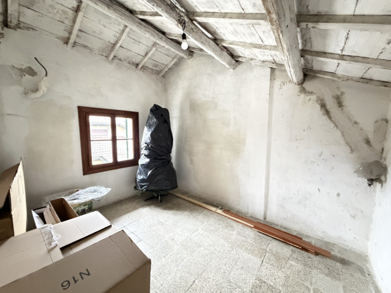 Nel cuore dei Colli Euganei, nel pienissimo centro di Torreglia, proponiamo in vendita porzione d...