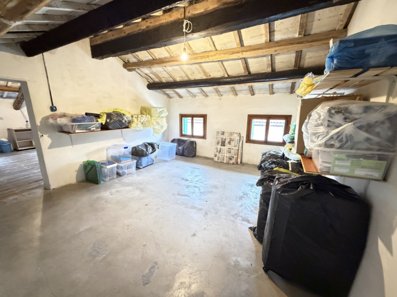 Nel cuore dei Colli Euganei, nel pienissimo centro di Torreglia, proponiamo in vendita porzione d...