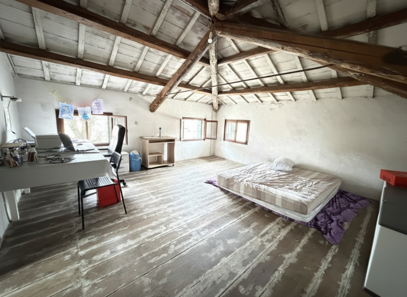 Nel cuore dei Colli Euganei, nel pienissimo centro di Torreglia, proponiamo in vendita porzione d...