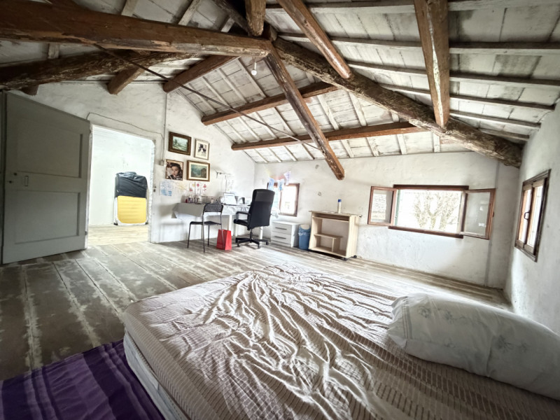 Nel cuore dei Colli Euganei, nel pienissimo centro di Torreglia, proponiamo in vendita porzione d...