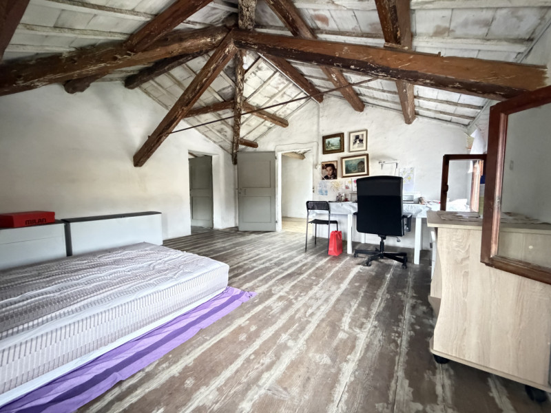 Nel cuore dei Colli Euganei, nel pienissimo centro di Torreglia, proponiamo in vendita porzione d...