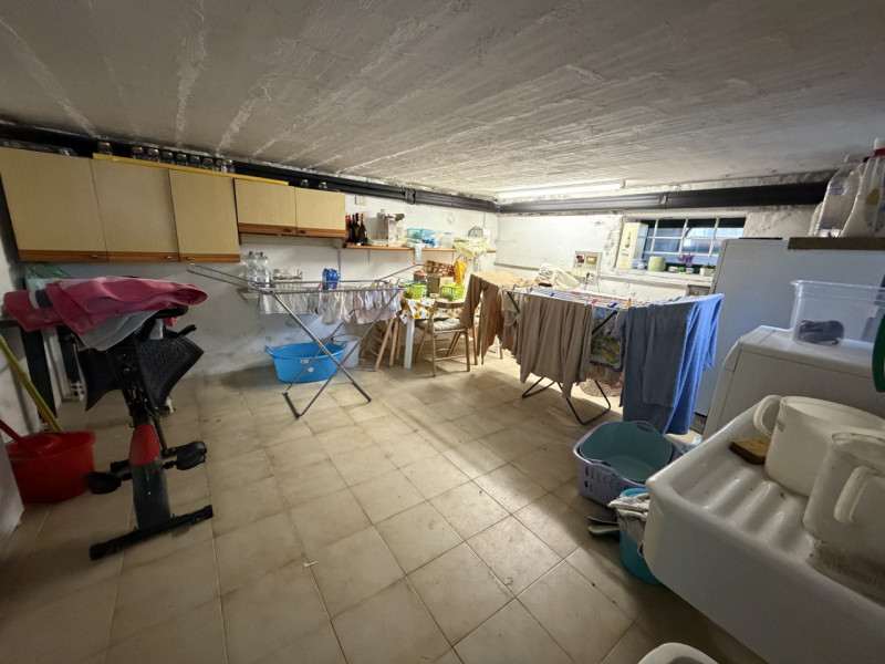 Nel cuore dei Colli Euganei, nel pienissimo centro di Torreglia, proponiamo in vendita porzione d...