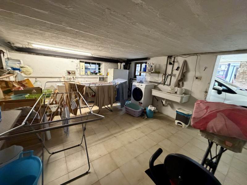 Nel cuore dei Colli Euganei, nel pienissimo centro di Torreglia, proponiamo in vendita porzione d...