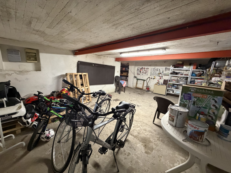 Nel cuore dei Colli Euganei, nel pienissimo centro di Torreglia, proponiamo in vendita porzione d...