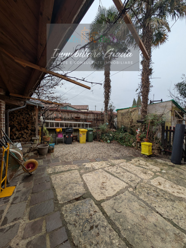 Casa a schiera centrale ristrutturata parzialmente nel 1994. Con i suoi 180 mq distribuiti su due...