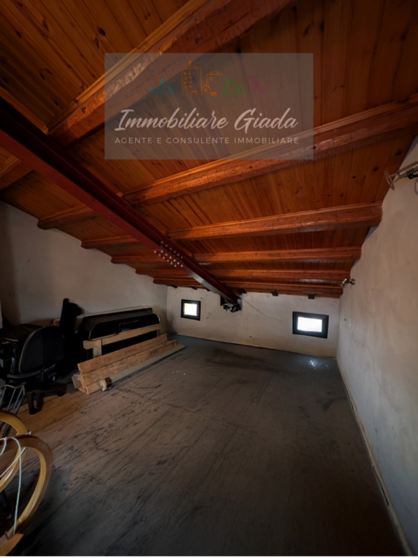 Casa a schiera centrale ristrutturata parzialmente nel 1994. Con i suoi 180 mq distribuiti su due...