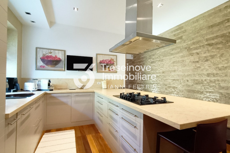 (Per INFO Feltrin ing. Gianni 3288349492) Proponiamo in vendita meravigliosa villa di design cont...