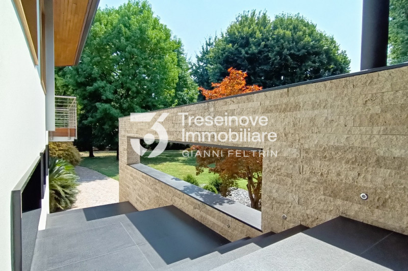 (Per INFO Feltrin ing. Gianni 3288349492) Proponiamo in vendita meravigliosa villa di design cont...