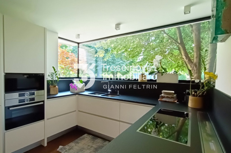 (Per INFO Feltrin ing. Gianni 3288349492) Proponiamo in vendita meravigliosa villa di design cont...