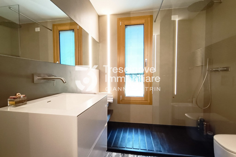 (Per INFO Feltrin ing. Gianni 3288349492) Proponiamo in vendita meravigliosa villa di design cont...