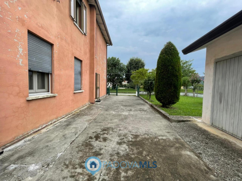 Immobile in esclusiva al Gruppo Padova MLS

Ti proponiamo un'accattivante porzione di bifamiliare...