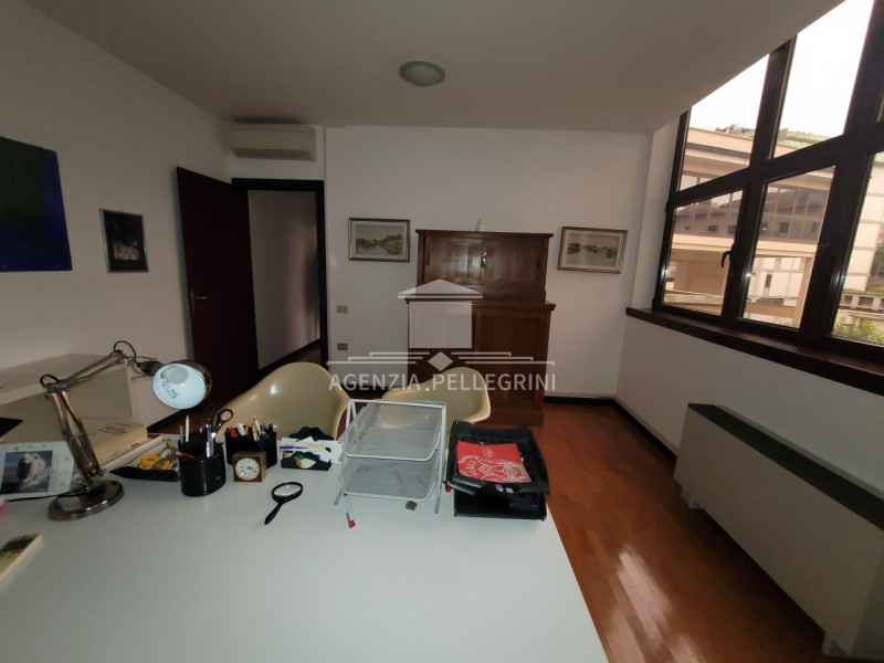 VICENZA, ZONA CORSO SS FELICE E FORTUNATO, proponiamo in affitto un elegante ufficio  arredato, o...