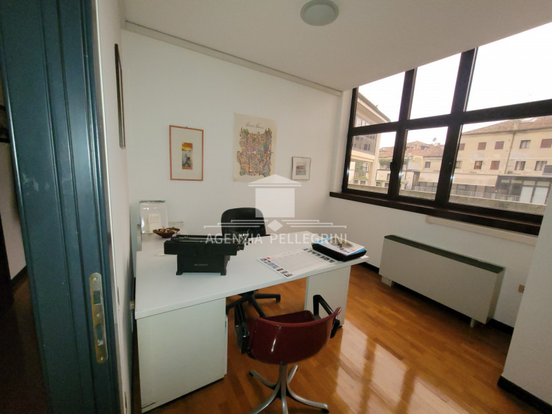 VICENZA, ZONA CORSO SS FELICE E FORTUNATO, proponiamo in affitto un elegante ufficio  arredato, o...