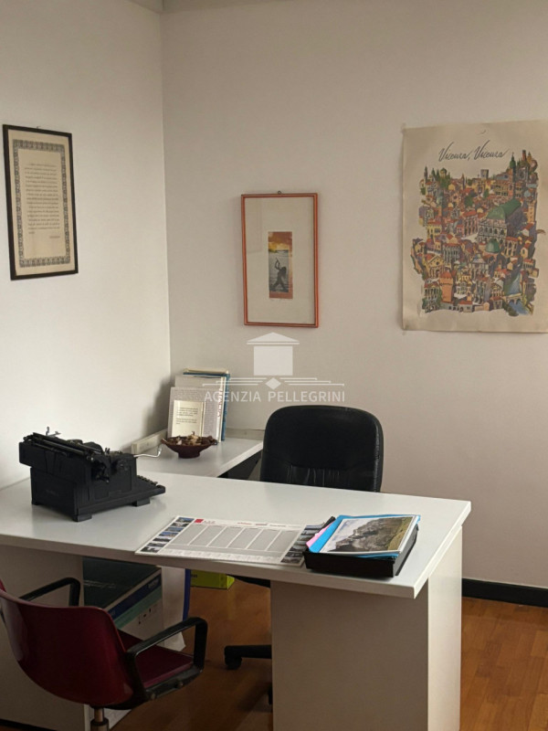 VICENZA, ZONA CORSO SS FELICE E FORTUNATO, proponiamo in affitto un elegante ufficio  arredato, o...