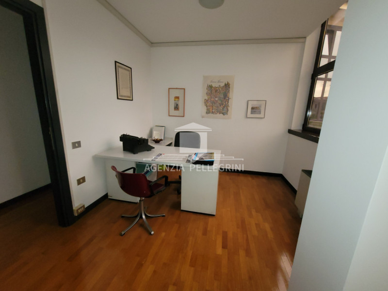 VICENZA, ZONA CORSO SS FELICE E FORTUNATO, proponiamo in affitto un elegante ufficio  arredato, o...