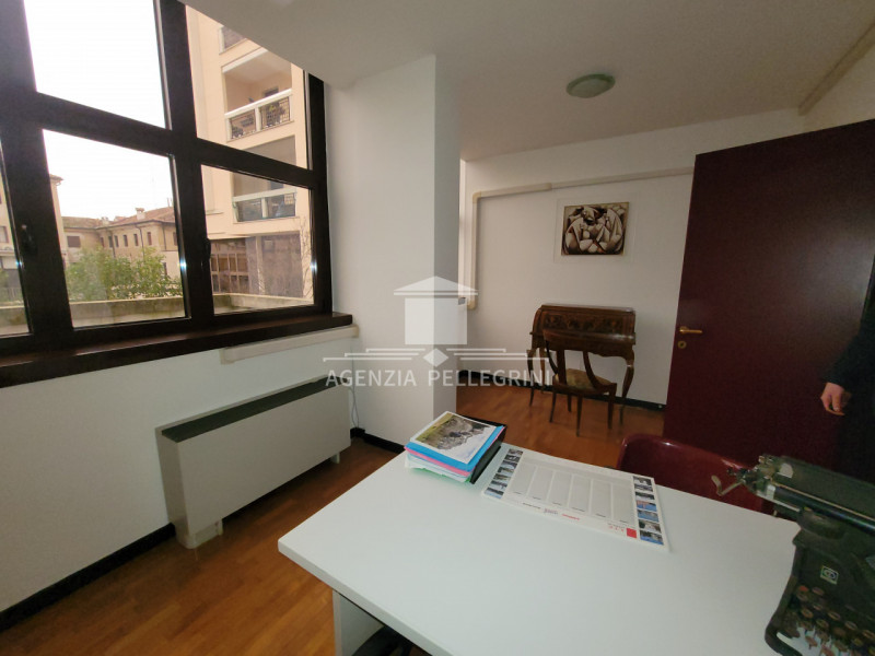 VICENZA, ZONA CORSO SS FELICE E FORTUNATO, proponiamo in affitto un elegante ufficio  arredato, o...