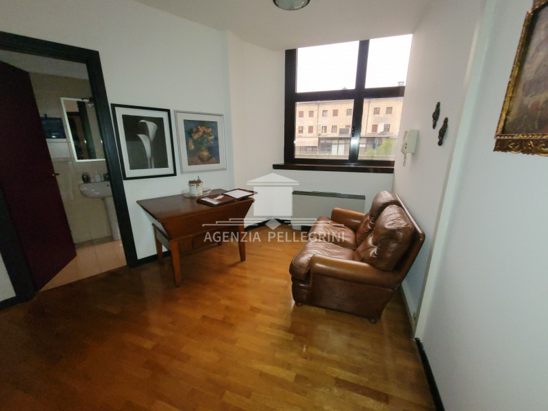 VICENZA, ZONA CORSO SS FELICE E FORTUNATO, proponiamo in affitto un elegante ufficio  arredato, o...