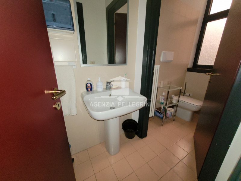 VICENZA, ZONA CORSO SS FELICE E FORTUNATO, proponiamo in affitto un elegante ufficio  arredato, o...