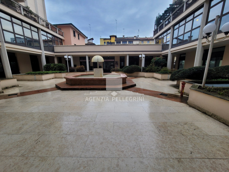 VICENZA, ZONA CORSO SS FELICE E FORTUNATO, proponiamo in affitto un elegante ufficio  arredato, o...