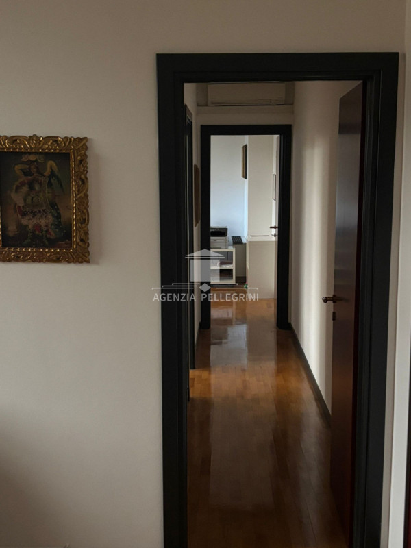 VICENZA, ZONA CORSO SS FELICE E FORTUNATO, proponiamo in affitto un elegante ufficio  arredato, o...