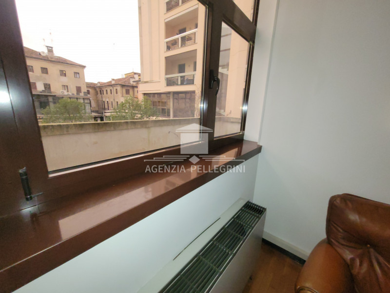 VICENZA, ZONA CORSO SS FELICE E FORTUNATO, proponiamo in affitto un elegante ufficio  arredato, o...