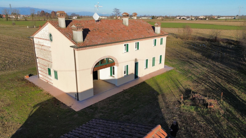 Camisano, immersa nel verde, vendesi tipica casa rurale ristrutturata completamente a nuovo e mai...