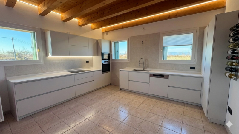 Camisano, immersa nel verde, vendesi tipica casa rurale ristrutturata completamente a nuovo e mai...