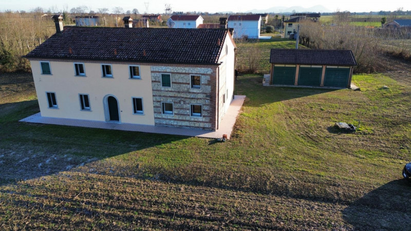 Camisano, immersa nel verde, vendesi tipica casa rurale ristrutturata completamente a nuovo e mai...
