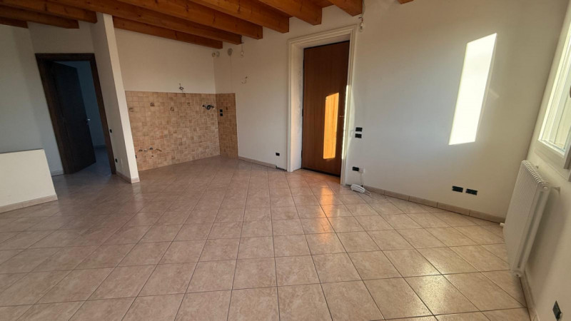 Camisano, immersa nel verde, vendesi tipica casa rurale ristrutturata completamente a nuovo e mai...