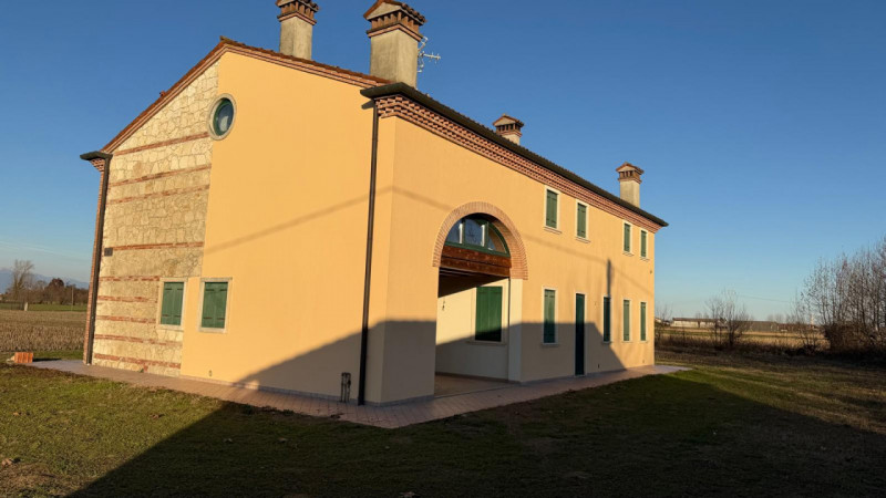 Camisano, immersa nel verde, vendesi tipica casa rurale ristrutturata completamente a nuovo e mai...