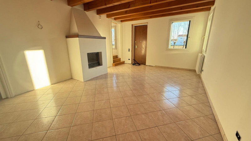 Camisano, immersa nel verde, vendesi tipica casa rurale ristrutturata completamente a nuovo e mai...