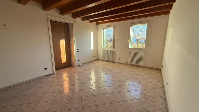 Camisano, immersa nel verde, vendesi tipica casa rurale ristrutturata completamente a nuovo e mai...