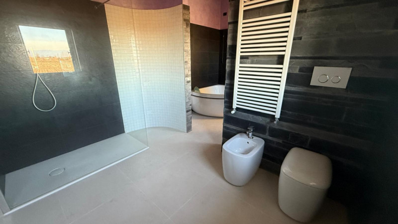 Camisano, immersa nel verde, vendesi tipica casa rurale ristrutturata completamente a nuovo e mai...