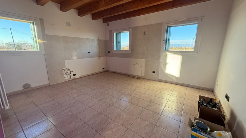 Camisano, immersa nel verde, vendesi tipica casa rurale ristrutturata completamente a nuovo e mai...