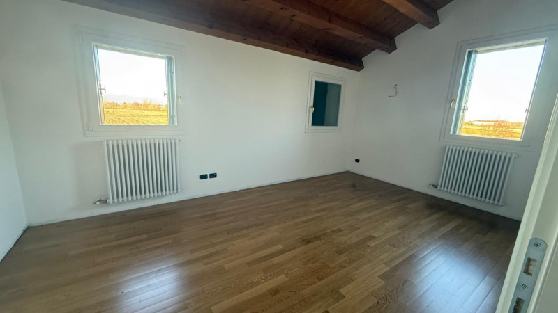 Camisano, immersa nel verde, vendesi tipica casa rurale ristrutturata completamente a nuovo e mai...