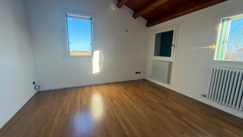 Camisano, immersa nel verde, vendesi tipica casa rurale ristrutturata completamente a nuovo e mai...